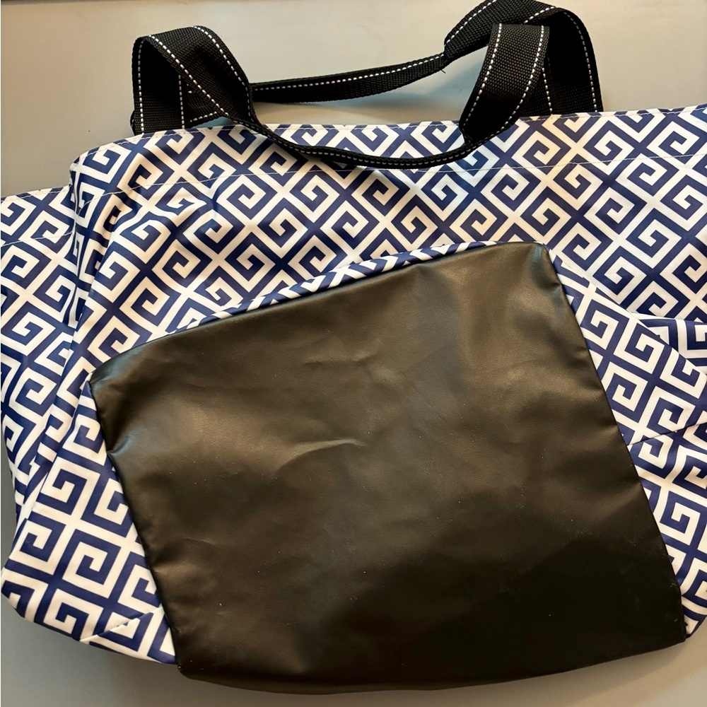 NWT Scout Weekender and Cosmetic Bag Set - Picture 7 of 11